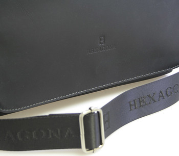 Černá kožená taška přes rameno Hexagona 299163