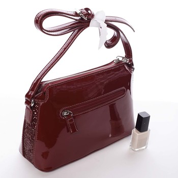 Luxusní dámská lakovaná crossbody kabelka s glitterem vínová - David Jones Petrina